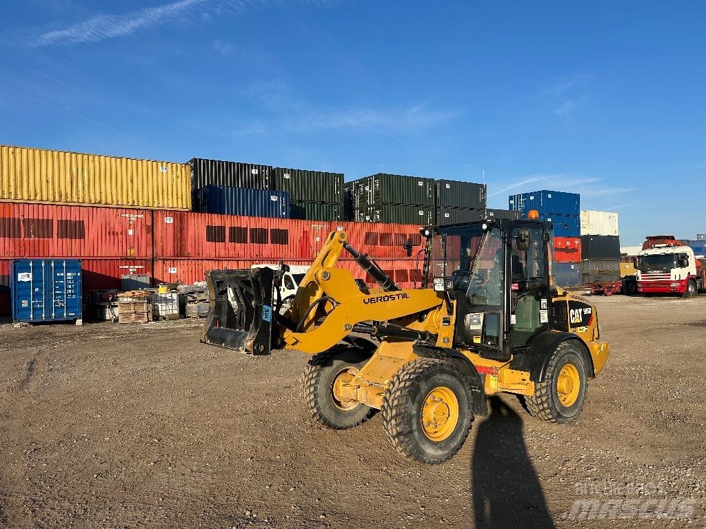 CAT 906M Kolesni nakladalci