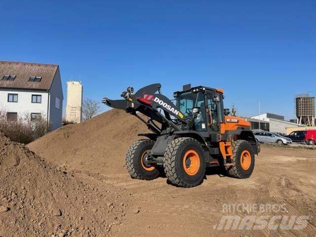 Doosan DL 220 Kolesni nakladalci