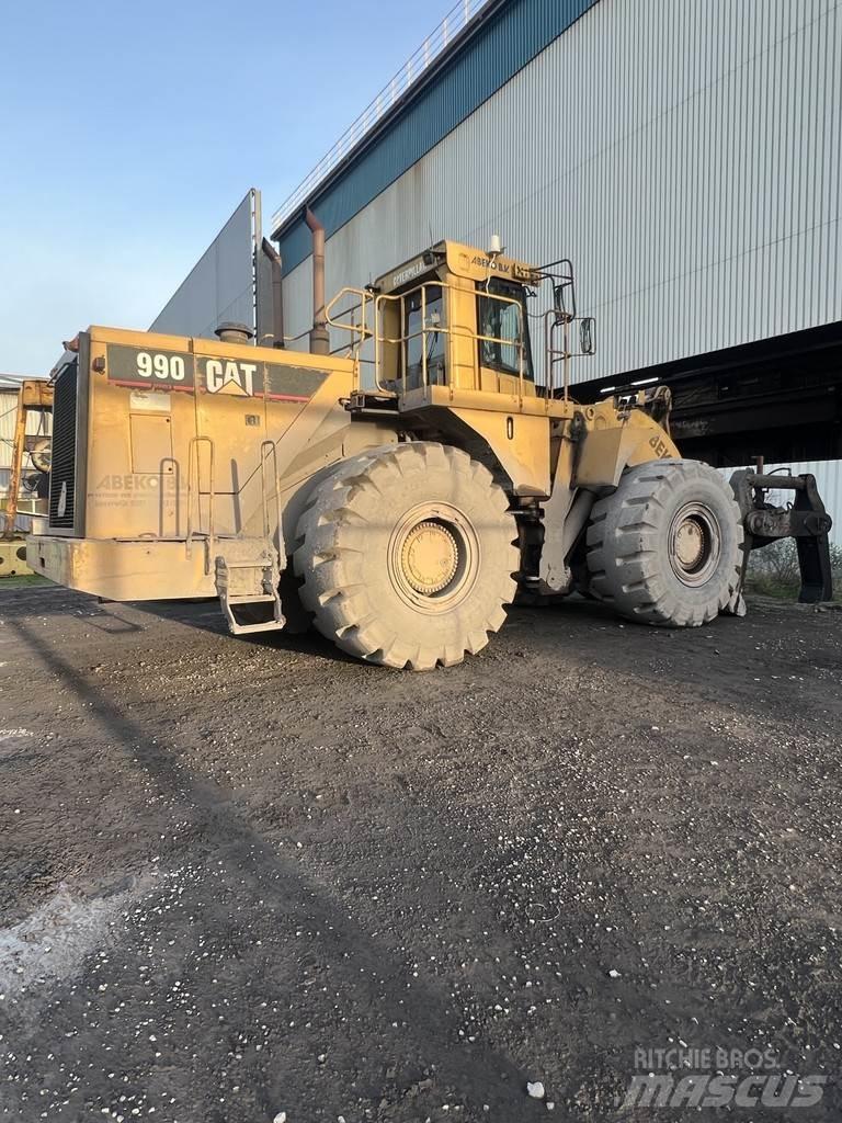 CAT 990 Kolesni nakladalci