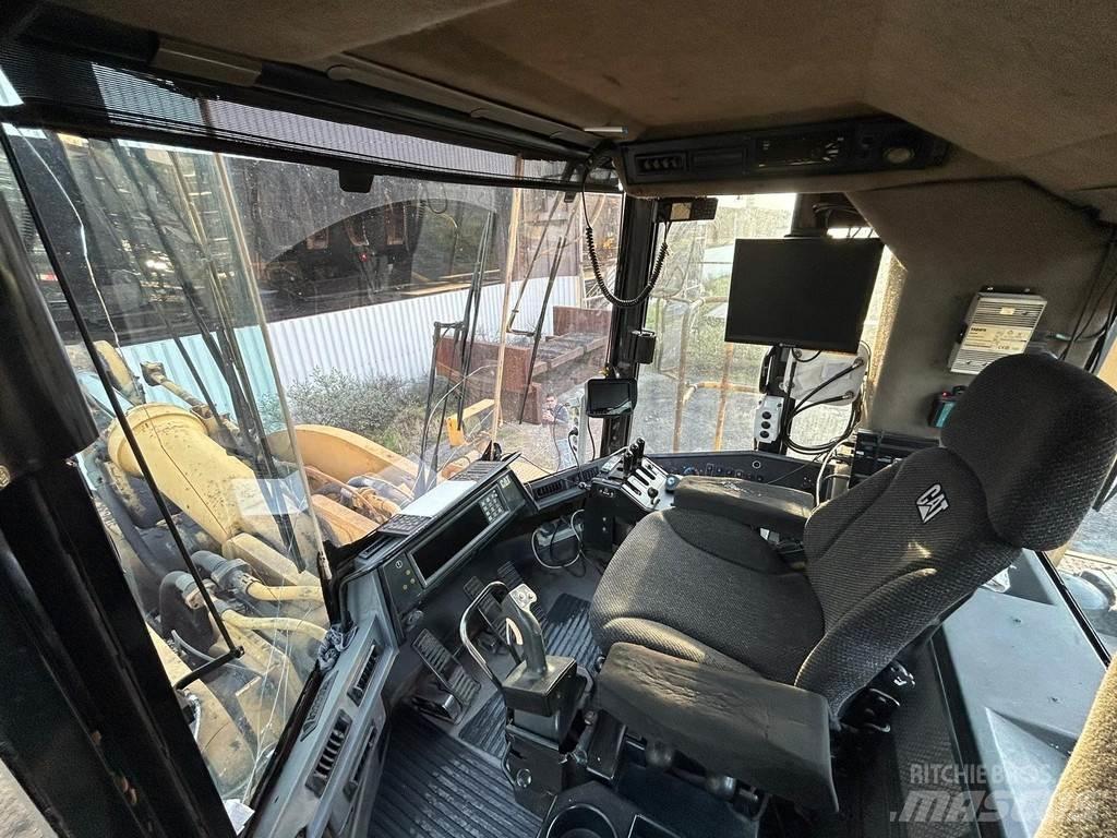 CAT 990 Kolesni nakladalci
