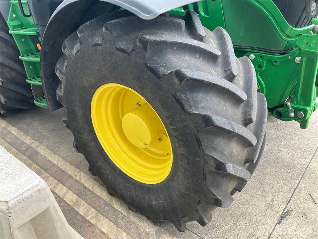John Deere 6215R Traktorji