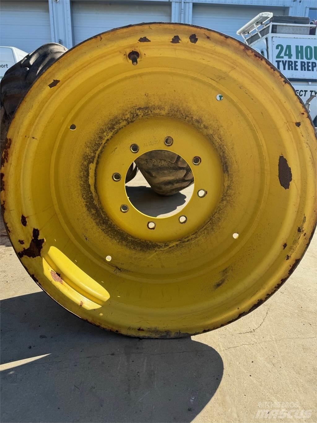John Deere Example Gume, kolesa in platišča