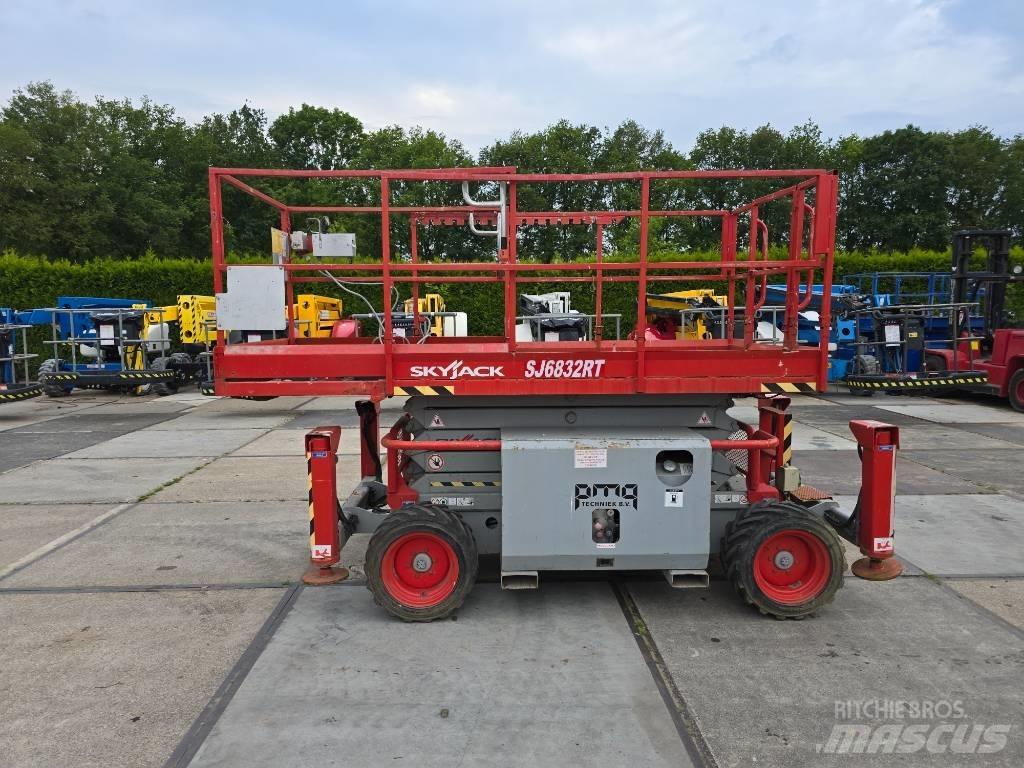 SkyJack SJ 6832 RT Škarjaste dvižne ploščadi