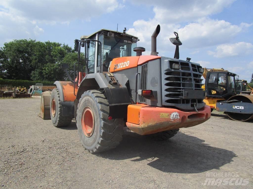 Hitachi ZW 220  Waage Kolesni nakladalci
