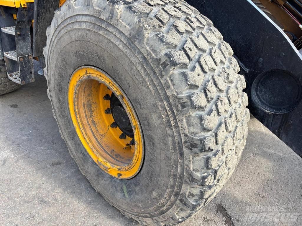 JCB 437 HT Kolesni nakladalci