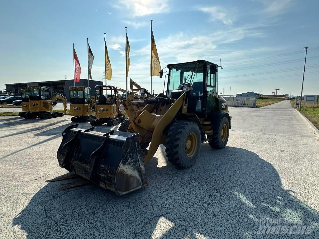 CAT 908M Kolesni nakladalci