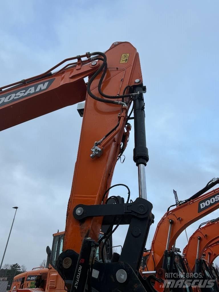 Doosan DX 300 LC-7 Bagri goseničarji