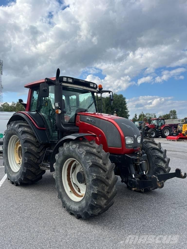 Valtra N 141 Traktorji
