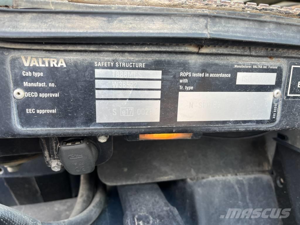 Valtra N 141 Traktorji