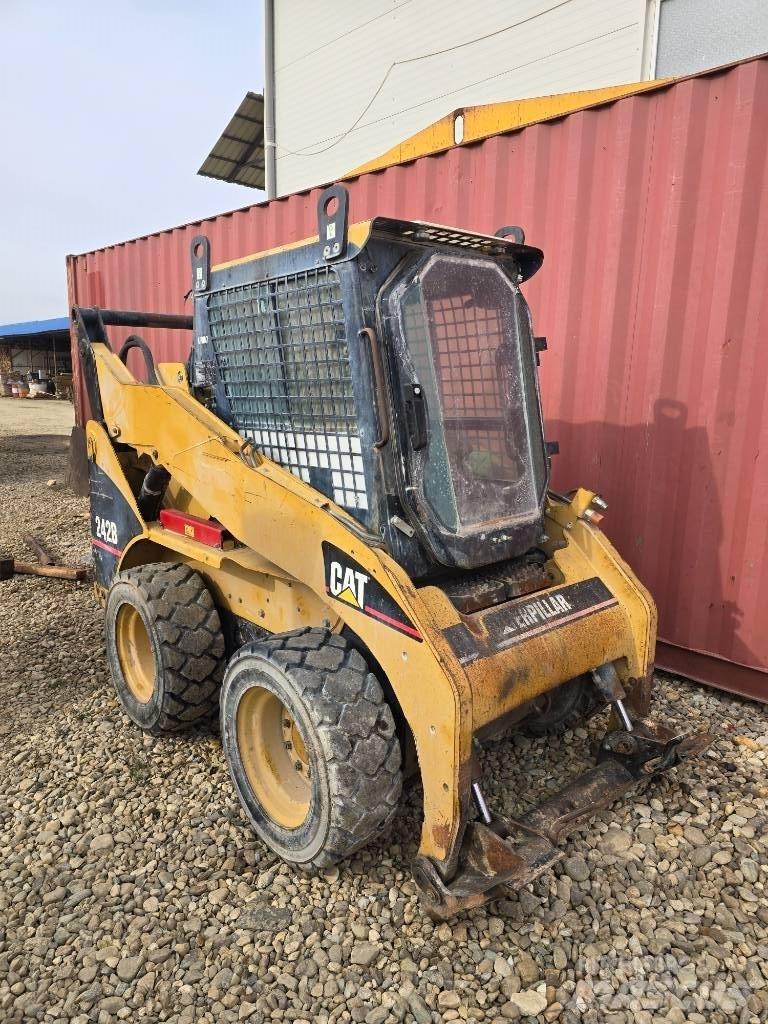 CAT 242 B Skid steer mini nakladalci