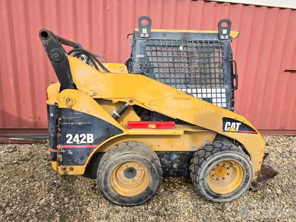 CAT 242 B Skid steer mini nakladalci