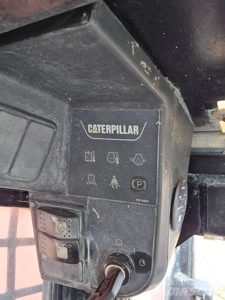 CAT 242 B Skid steer mini nakladalci