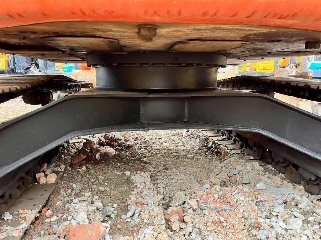 Hitachi ZX 135 US Bagri goseničarji