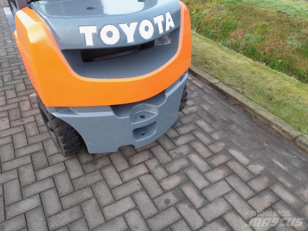Toyota Tonero 25 Dizelski viličarji