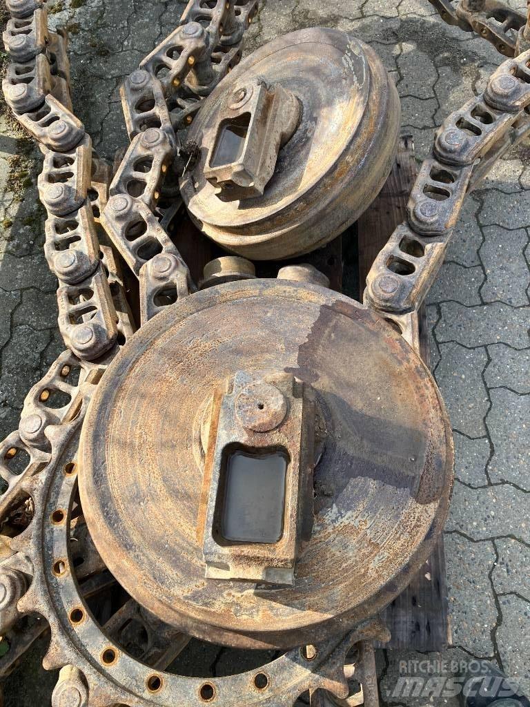 Komatsu 240 Bagri goseničarji