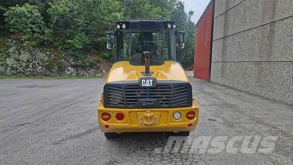 CAT 906 Kolesni nakladalci