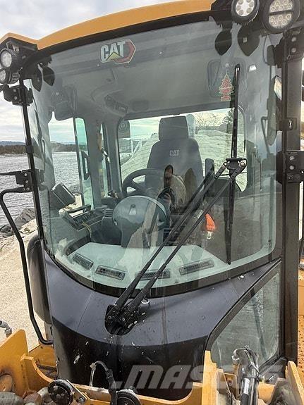 CAT 930M Kolesni nakladalci