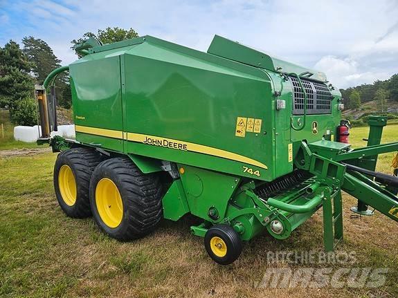 John Deere 744 Balirke (okrogle bale)