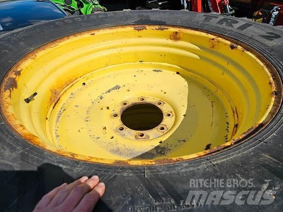John Deere NOKIAN Traktorji