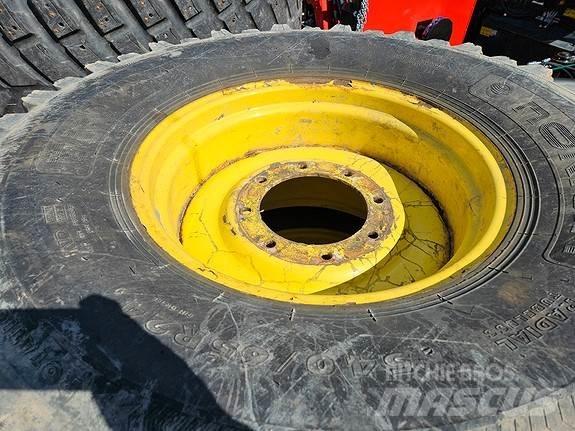 John Deere NOKIAN Traktorji