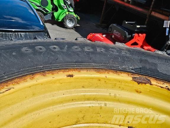 John Deere NOKIAN Traktorji