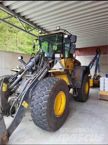 Komatsu WA200 PT Kolesni nakladalci
