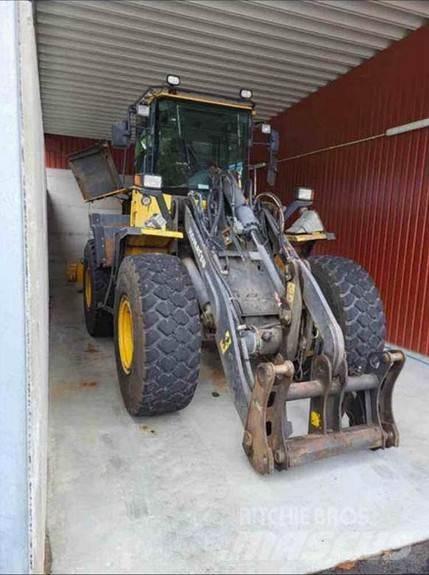 Komatsu WA200 PT Kolesni nakladalci