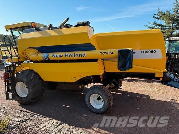 New Holland TC5050 Kombajni