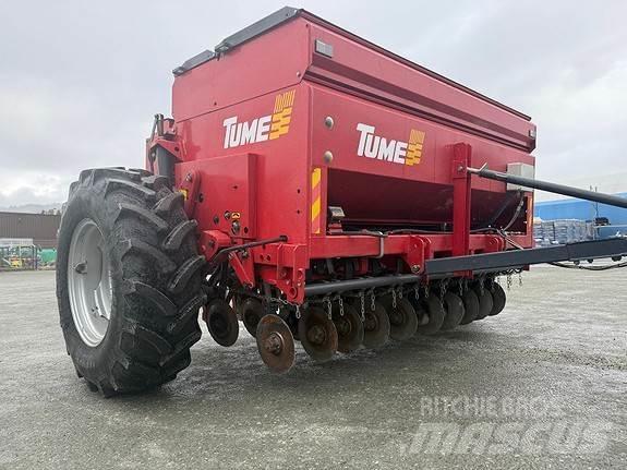 Tume HKL 2500 Trosilniki gnoja