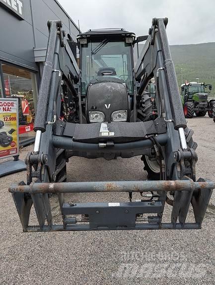 Valtra A83 Traktorji