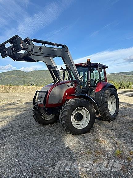 Valtra M150 Traktorji