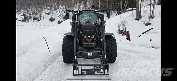Valtra N134D Traktorji