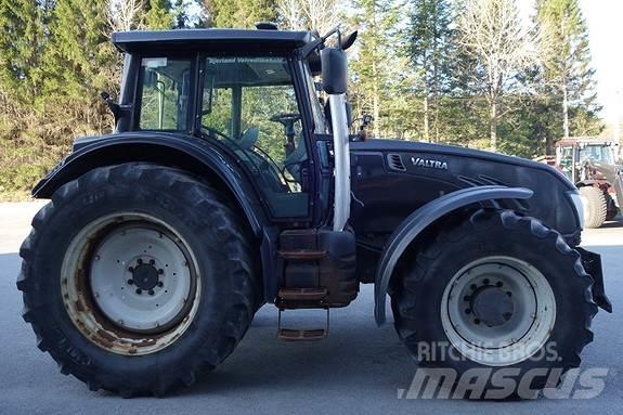 Valtra T213 Versu Traktorji