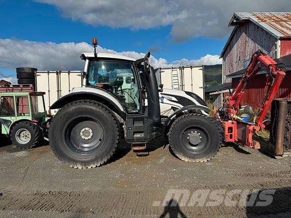 Valtra T214 Versu Traktorji