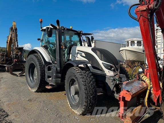 Valtra T214 Versu Traktorji