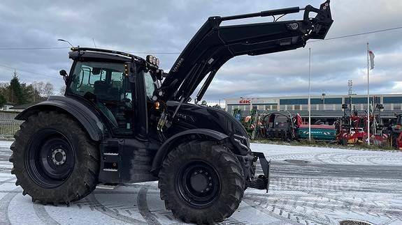 Valtra T235 Traktorji