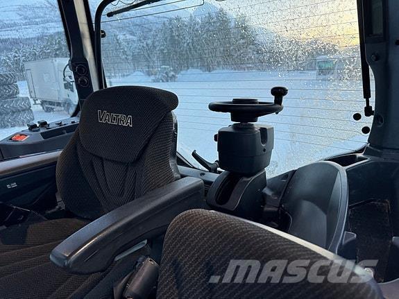 Valtra T235 Traktorji