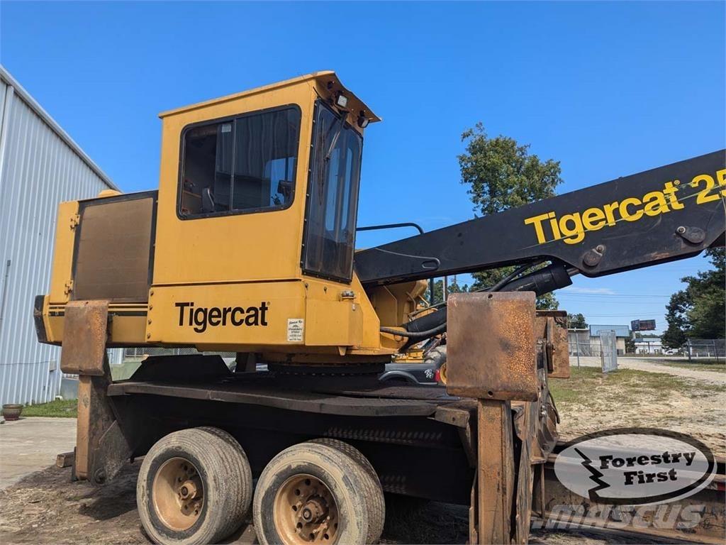Tigercat 250D Nakladalci za les