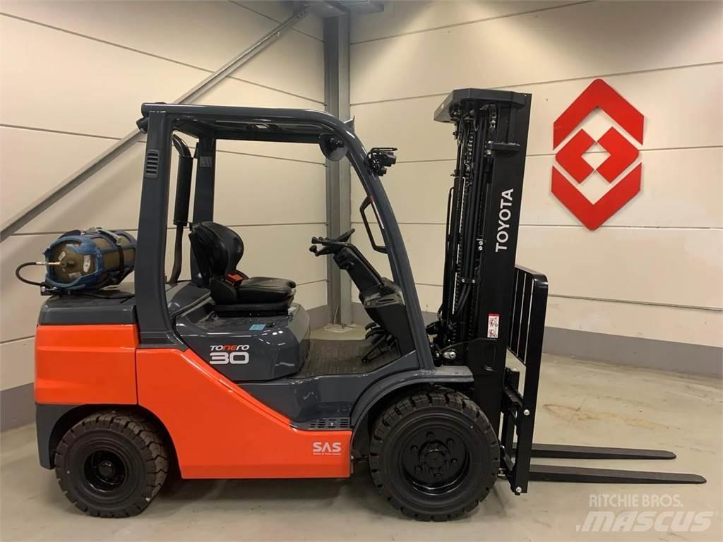 Toyota 02-8FGF30 Plinski viličarji