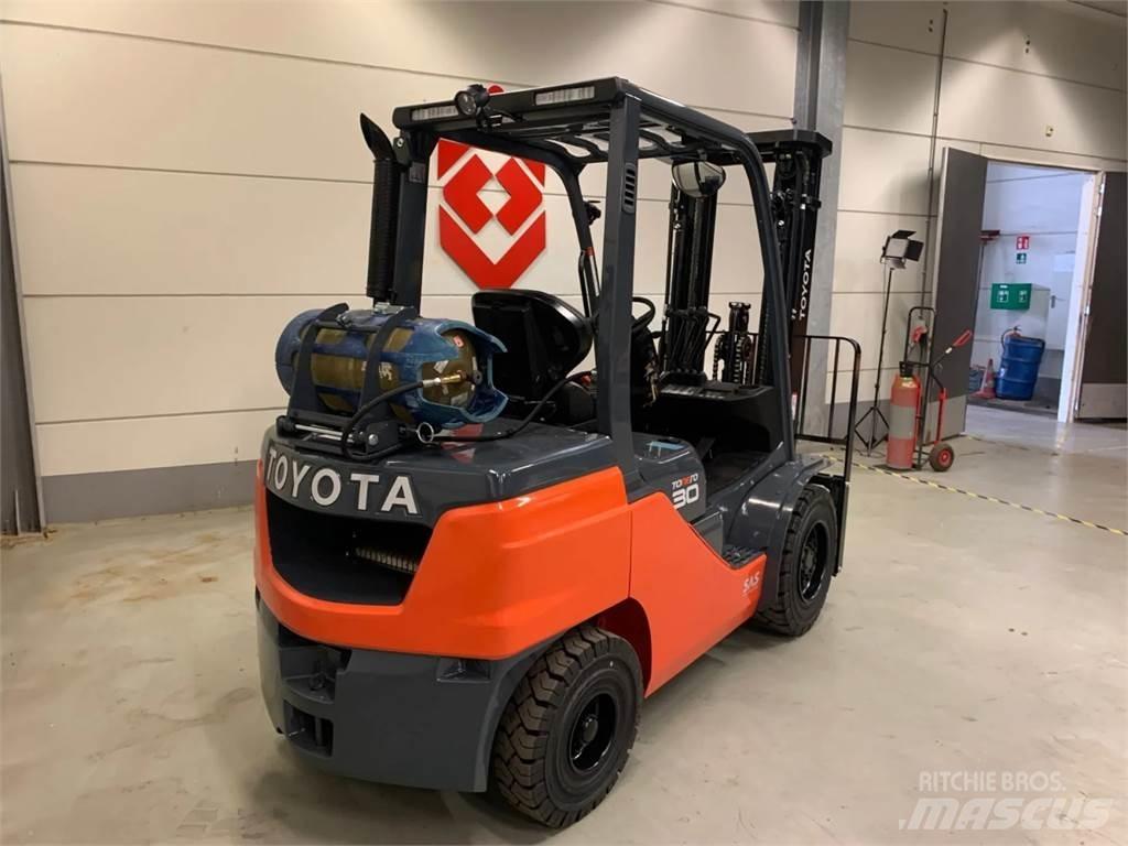 Toyota 02-8FGF30 Plinski viličarji