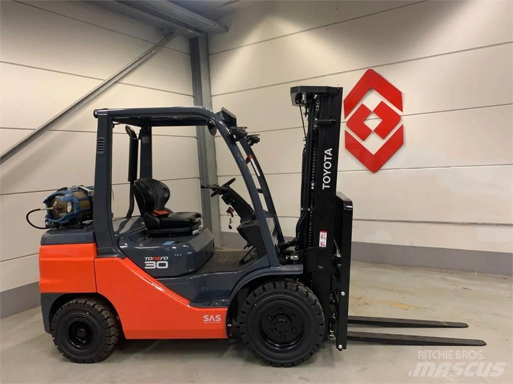 Toyota 02-8FGF30 Plinski viličarji