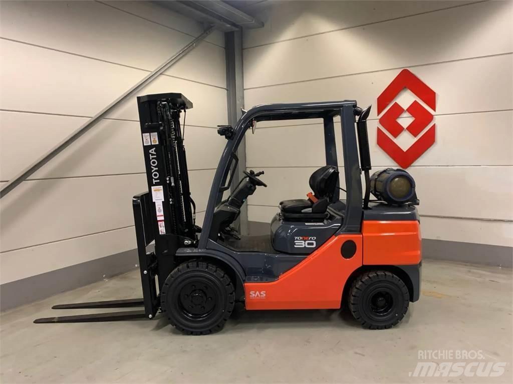 Toyota 02-8FGF30 Plinski viličarji