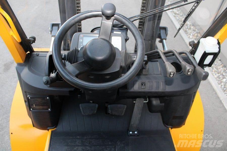 TCM D-1-F-A-40-Q Dizelski viličarji