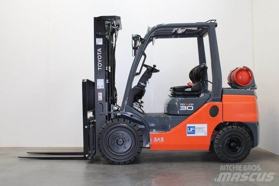 Toyota 02-8FGF30 Plinski viličarji