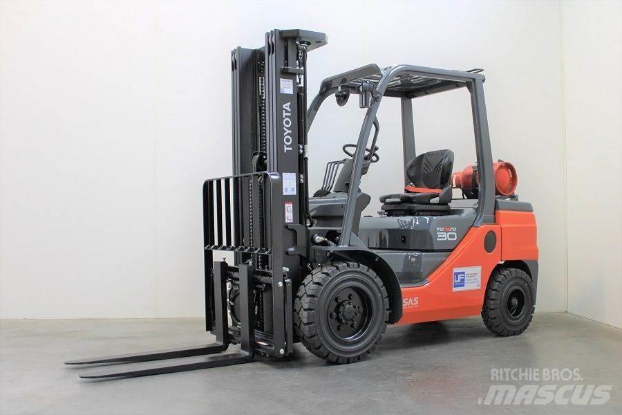 Toyota 02-8FGF30 Plinski viličarji