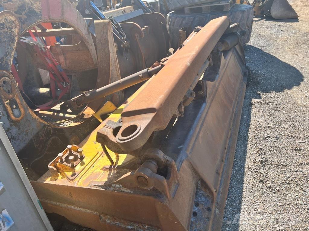 Komatsu D 65 EX-15 Buldožerji goseničarji