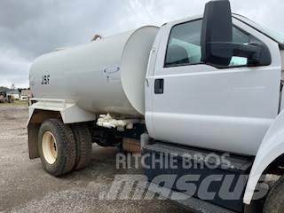 Ford F750 Tovornjaki za vodo