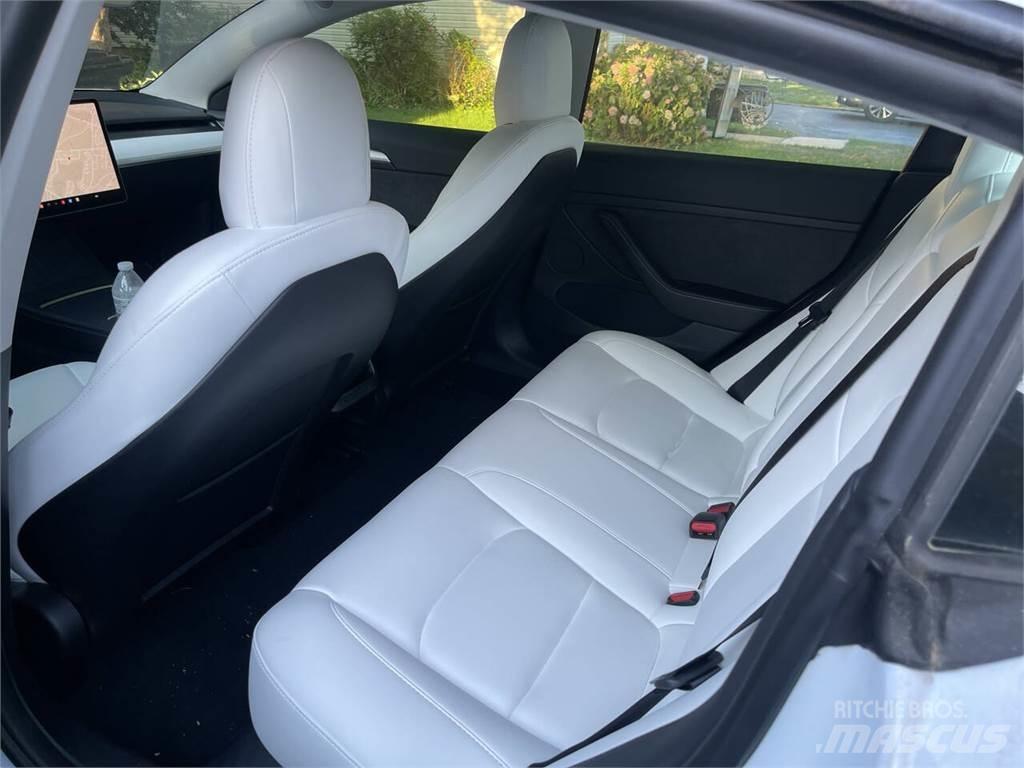 Tesla Model 3 Avtomobili