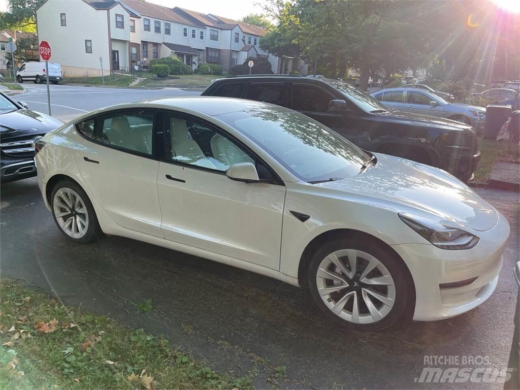 Tesla Model 3 Avtomobili