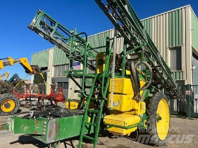 John Deere 824 SE Vlečne škropilnice